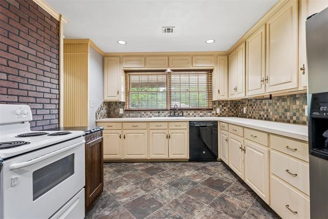 9816 Chesterton Place, The Village, OK 73120