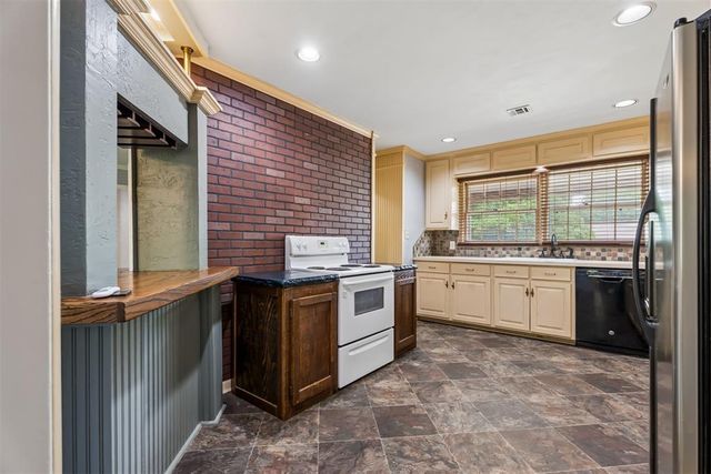 9816 Chesterton Place, The Village, OK 73120