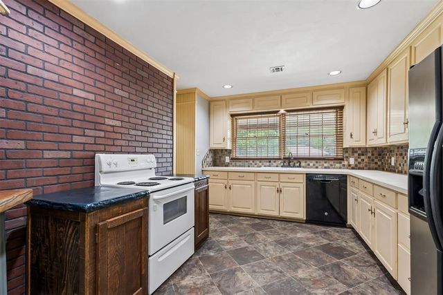9816 Chesterton Place, The Village, OK 73120