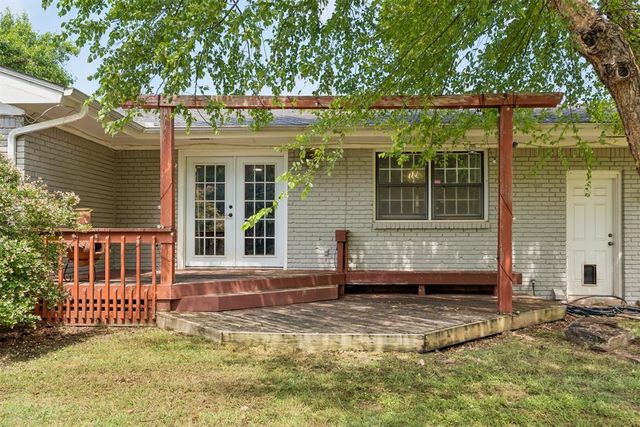 9816 Chesterton Place, The Village, OK 73120