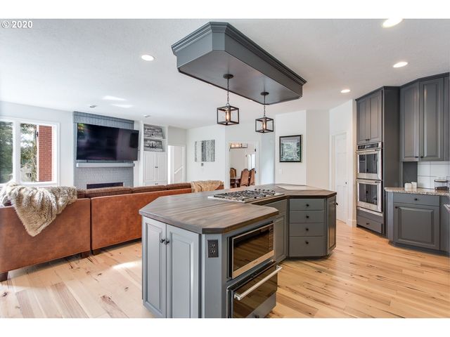 15800 OSWEGO SHORE Ct, Lake Oswego, OR 97034