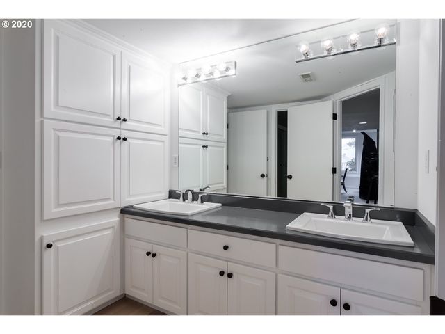 15800 OSWEGO SHORE Ct, Lake Oswego, OR 97034