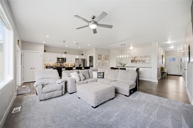 820 SE Booth Avenue, Waukee, IA 50263