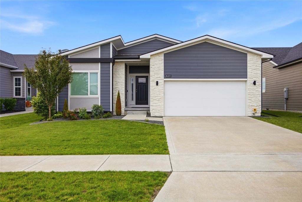 820 SE Booth Avenue, Waukee, IA 50263