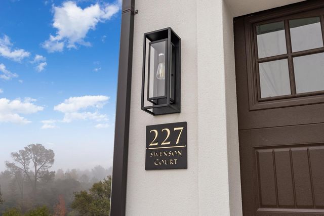 227 Swenson Ct, Auburn, CA 95603