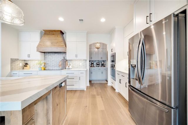 336 Thoreau Circle, Lee's Summit, MO 64081