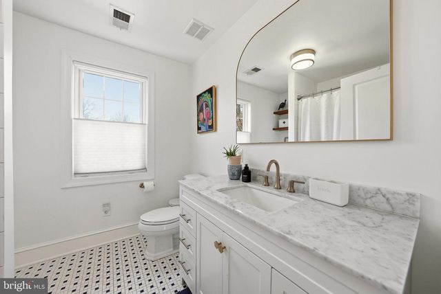 370 HOLMES DR NW, Vienna, VA 22180