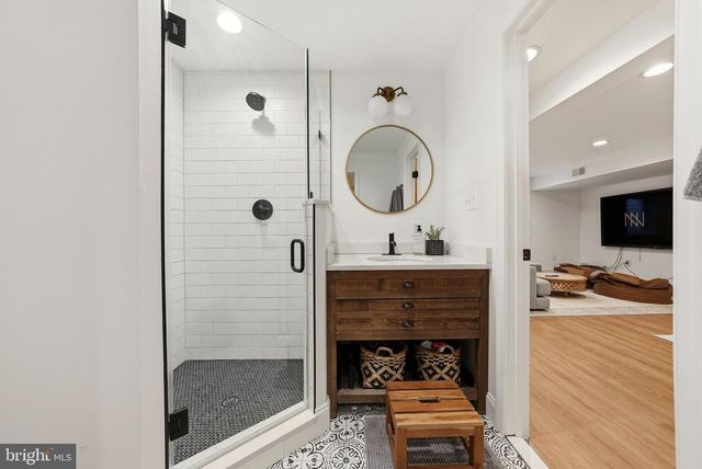 370 HOLMES DR NW, Vienna, VA 22180