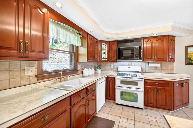 1024 Surrey Woods Rd, Bethel Park, PA 15102