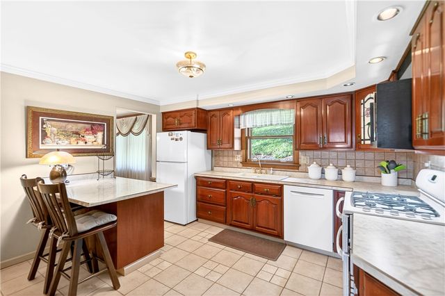 1024 Surrey Woods Rd, Bethel Park, PA 15102