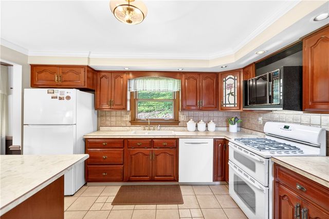 1024 Surrey Woods Rd, Bethel Park, PA 15102