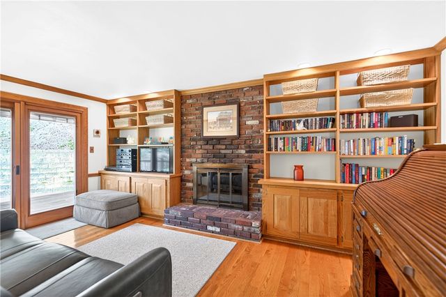 1024 Surrey Woods Rd, Bethel Park, PA 15102