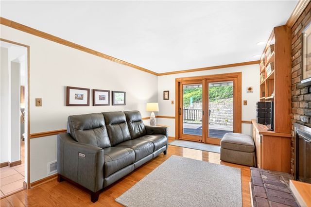 1024 Surrey Woods Rd, Bethel Park, PA 15102
