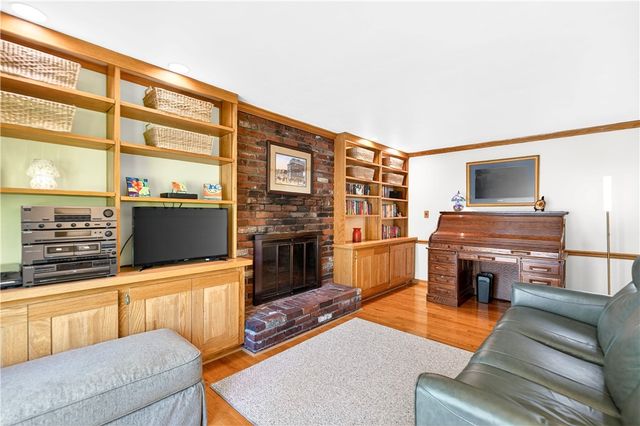 1024 Surrey Woods Rd, Bethel Park, PA 15102