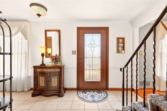 1024 Surrey Woods Rd, Bethel Park, PA 15102