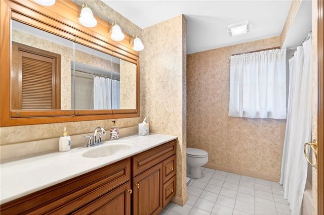 1024 Surrey Woods Rd, Bethel Park, PA 15102