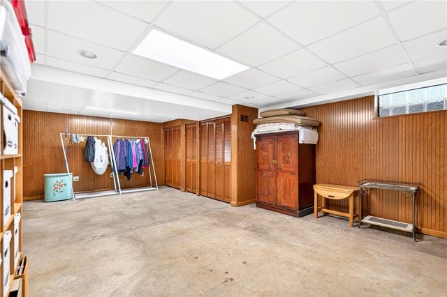 1024 Surrey Woods Rd, Bethel Park, PA 15102