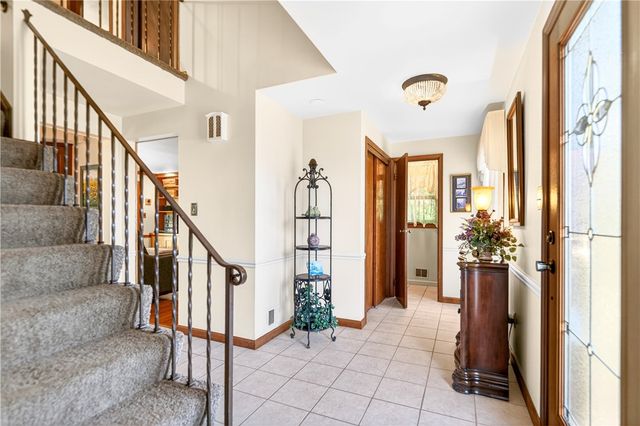 1024 Surrey Woods Rd, Bethel Park, PA 15102