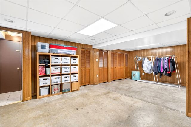 1024 Surrey Woods Rd, Bethel Park, PA 15102