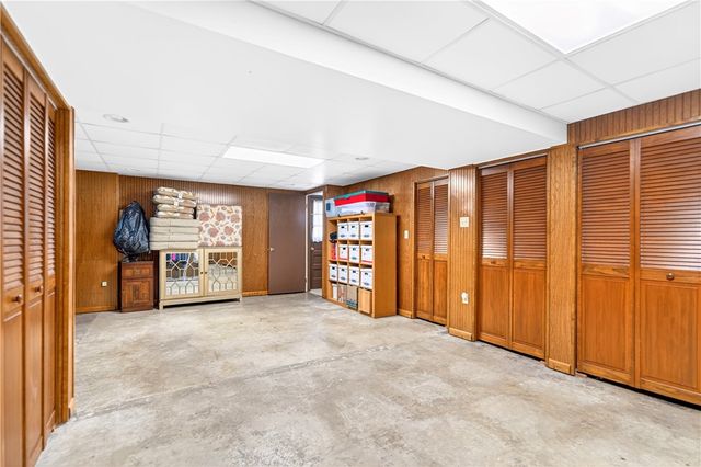 1024 Surrey Woods Rd, Bethel Park, PA 15102