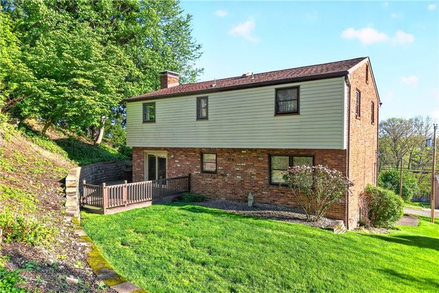 1024 Surrey Woods Rd, Bethel Park, PA 15102