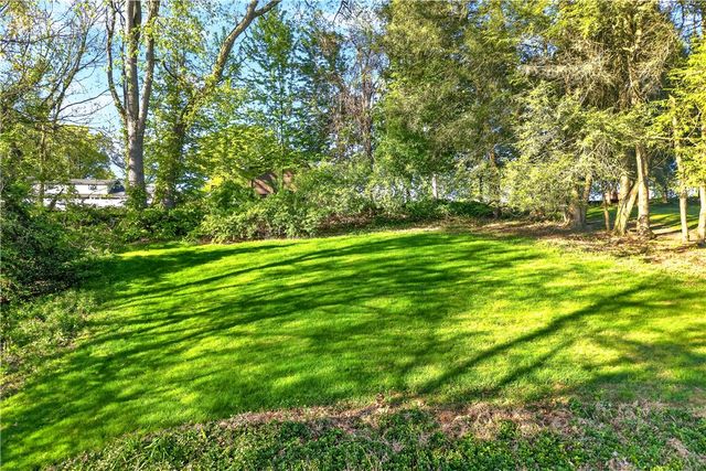 1024 Surrey Woods Rd, Bethel Park, PA 15102