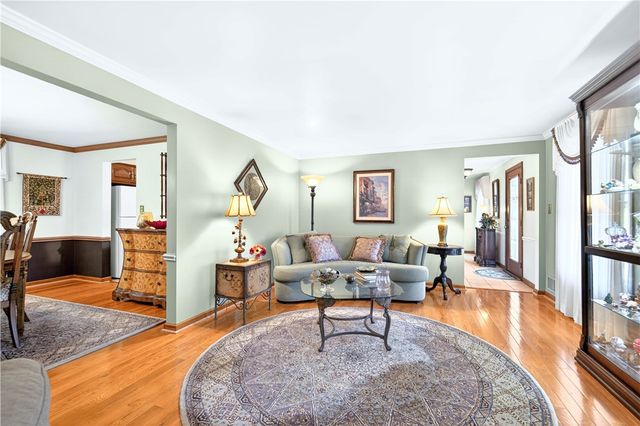 1024 Surrey Woods Rd, Bethel Park, PA 15102