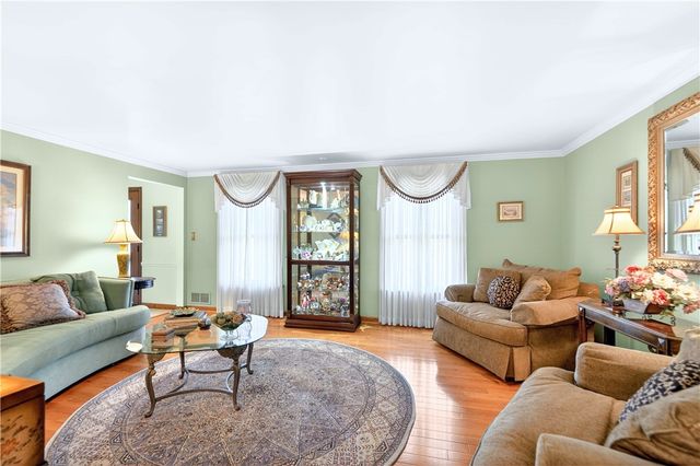 1024 Surrey Woods Rd, Bethel Park, PA 15102