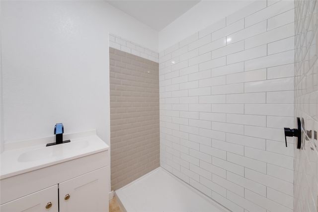 5652 SW An County Rd 2202, Palestine, TX 75803