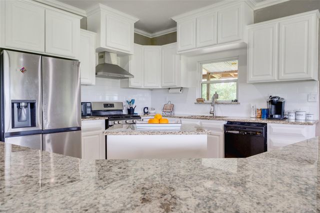 5652 SW An County Rd 2202, Palestine, TX 75803