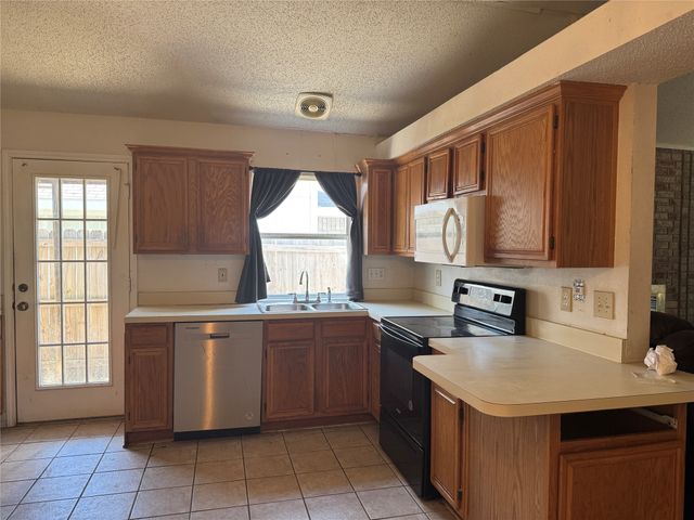 900 Cornfield Drive, Arlington, TX 76017