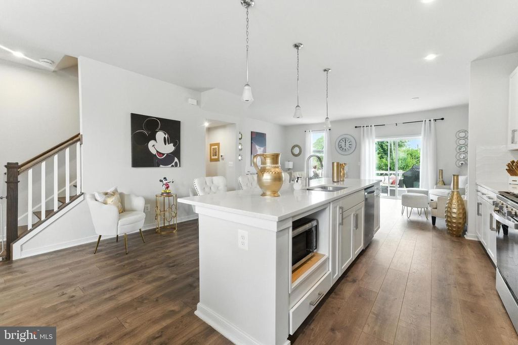 Image 10 of property listing at 406 HONEYBERRY LN, Fredericksburg, VA 22405