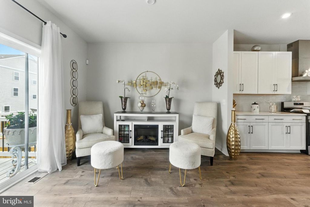 Image 12 of property listing at 406 HONEYBERRY LN, Fredericksburg, VA 22405