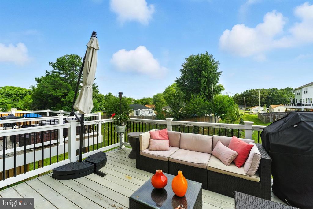 Image 15 of property listing at 406 HONEYBERRY LN, Fredericksburg, VA 22405