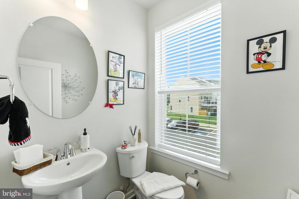 Image 16 of property listing at 406 HONEYBERRY LN, Fredericksburg, VA 22405