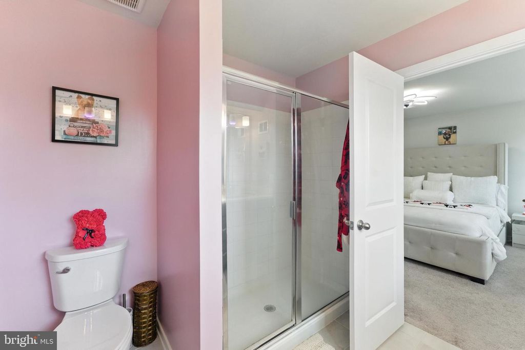 Image 18 of property listing at 406 HONEYBERRY LN, Fredericksburg, VA 22405