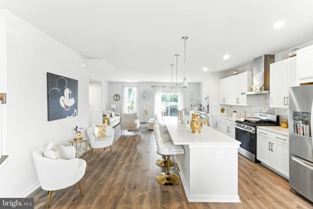 Image 2 of property listing at 406 HONEYBERRY LN, Fredericksburg, VA 22405