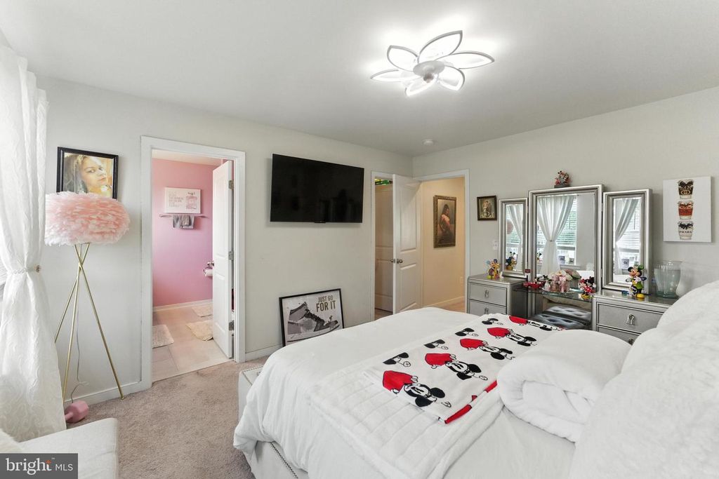 Image 20 of property listing at 406 HONEYBERRY LN, Fredericksburg, VA 22405