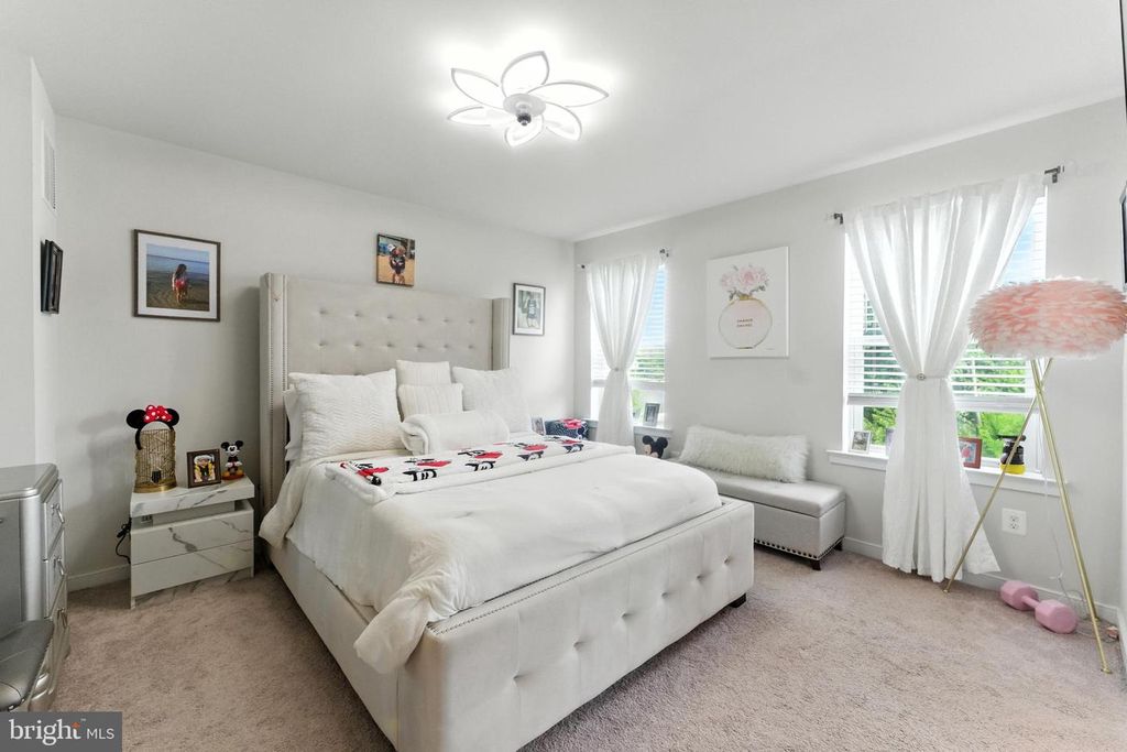 Image 22 of property listing at 406 HONEYBERRY LN, Fredericksburg, VA 22405