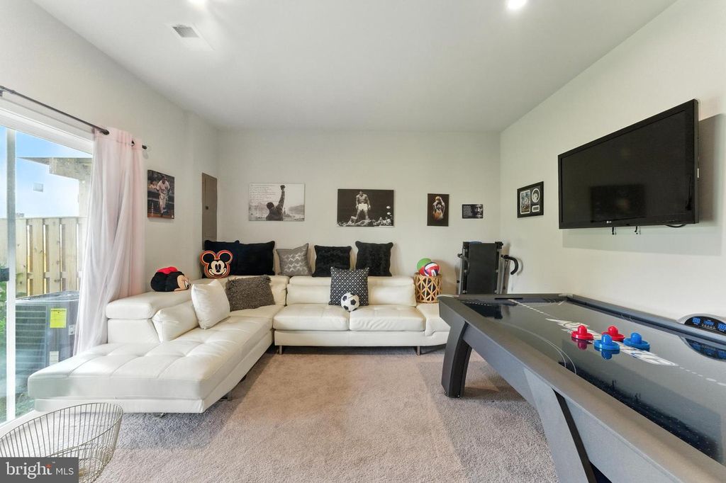 Image 31 of property listing at 406 HONEYBERRY LN, Fredericksburg, VA 22405