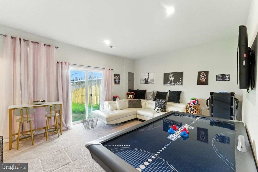 Image 33 of property listing at 406 HONEYBERRY LN, Fredericksburg, VA 22405