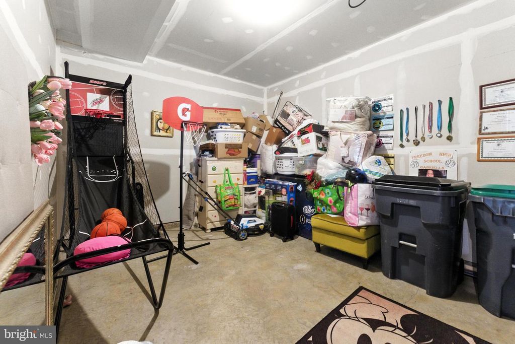 Image 34 of property listing at 406 HONEYBERRY LN, Fredericksburg, VA 22405