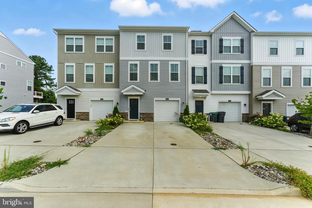 Image 39 of property listing at 406 HONEYBERRY LN, Fredericksburg, VA 22405