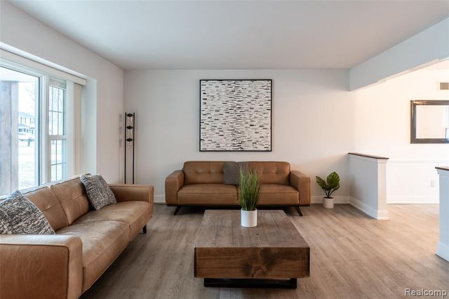 25342 Wykeshire Road, Farmington, MI 48336