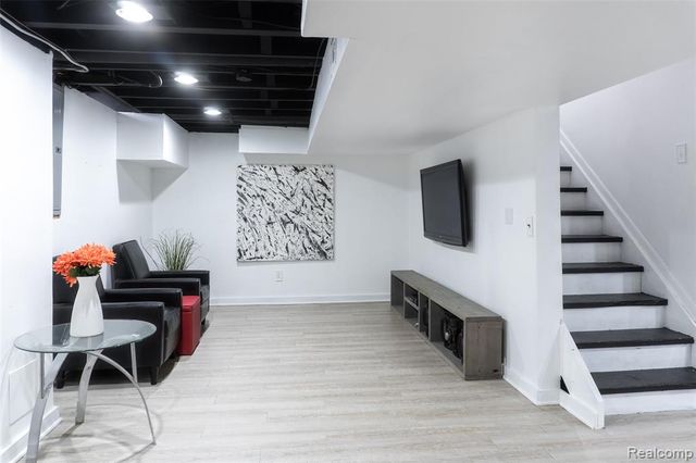 25342 Wykeshire Road, Farmington, MI 48336