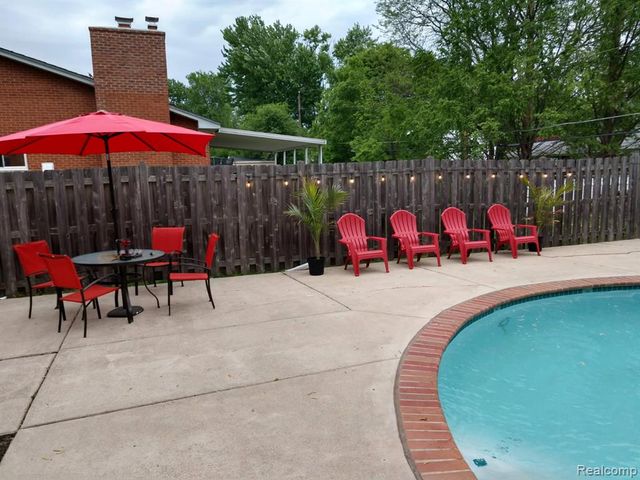 25342 Wykeshire Road, Farmington, MI 48336