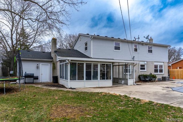 25342 Wykeshire Road, Farmington, MI 48336