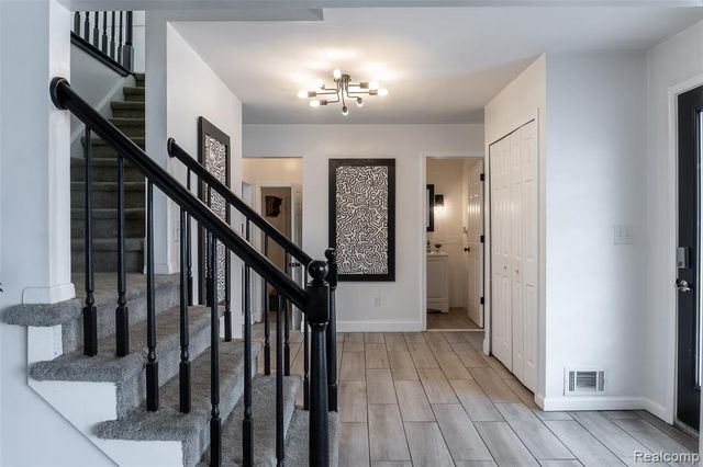 25342 Wykeshire Road, Farmington, MI 48336