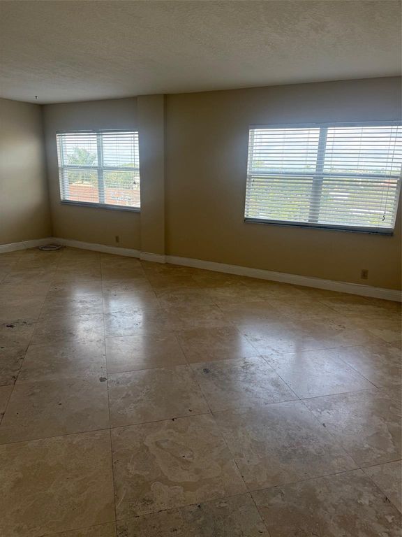 2555 NE 11th St 502, Fort Lauderdale, FL 33304