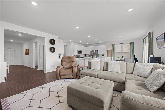 422 Cottrell Lane, Aurora, IL 60506